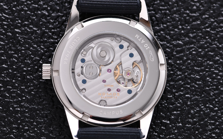 適合年輕人佩戴的錶款有許多，但德國制錶品牌NOMOS卻是其中一股“清流”-手錶文章