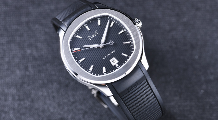 伯爵POLO繫列定位於馬球運動錶，具有許多豪華運動錶的特徵